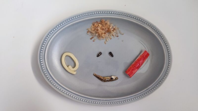 ニホントカゲに家にあるものあげてみた